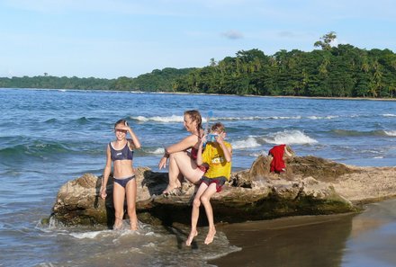 Costa Rica Familienreise - Costa Rica for Family individuell - Mutter mit Kindern am Strand