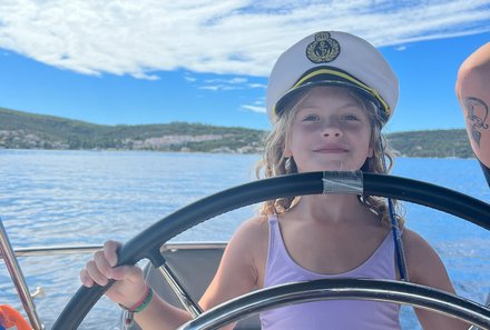 Familienreise Karibik- Karibik for family - Segelreise - Kind am Steuer