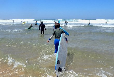 Algarve for family - Familienreise Algarve mit Kindern - Surfer laufen ins Wasser
