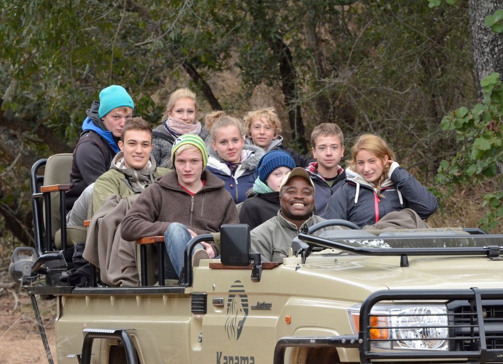 Familienreise_Suedafrika_Jugendliche im Jeep