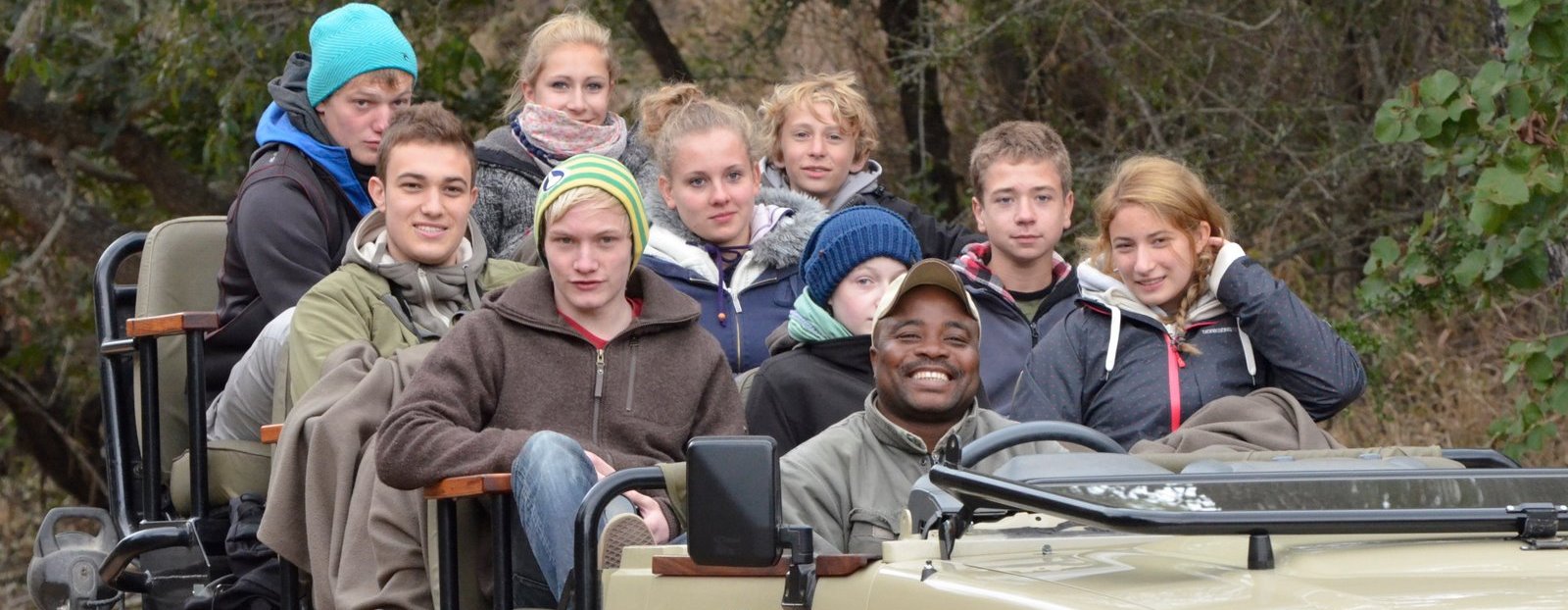 Familienreise_Suedafrika_Jugendliche im Jeep