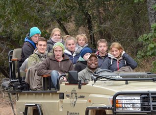 Familienreise_Suedafrika_Jugendliche im Jeep