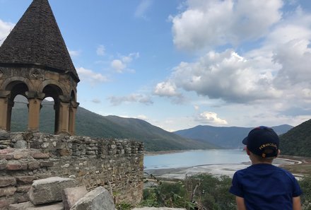 Georgien Familienreise - Georgien individuell - Kind in Ananuri Festung