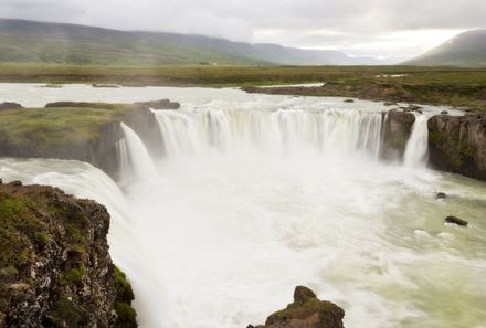 Island Familienreise - Island for family individuell - Godafoss Wasserfall in Nordisland