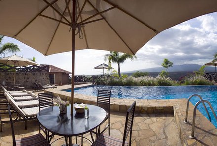 Tansania Familienreise - Tansania Family & Teens  Bashay Rift Lodge - Poolterrasse
