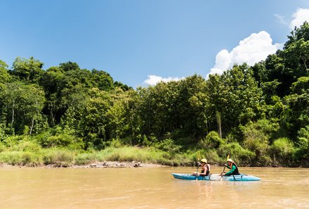 Laos und Vietnam Familienreise - Laos und Vietnam Reise mit Kindern - Kajakfahrer auf dem Fluss
