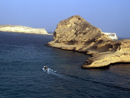Oman Fernreisen mit Kindern - die beliebtesten Familienreisen von For Family Reisen - Boot im Meer