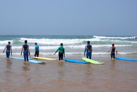 Algarve for family - Familienreise Algarve mit Kindern - Mit Surfbrettern am Strand