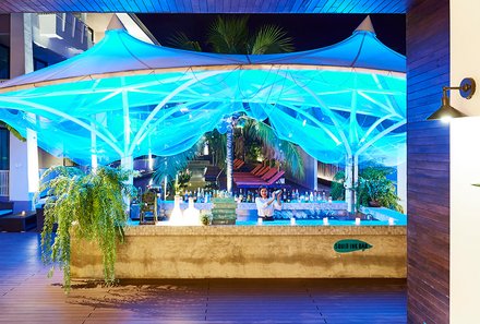 Thailand Familienreise mit Kindern - Thailand for family individuell - Loligo Resort Hua Hin - Bar beleuchtet