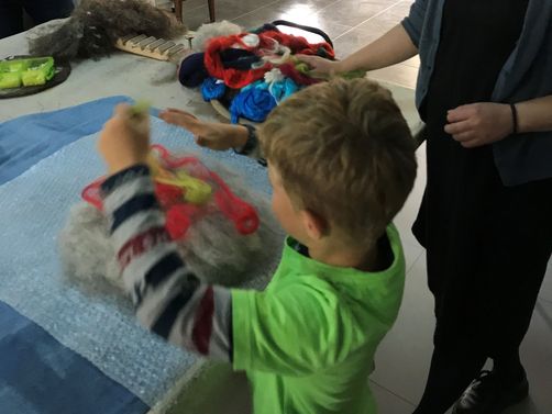 Georgien Familienurlaub - Kind stellt Filz her