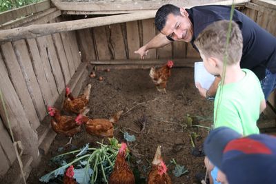 Familienurlaub Costa Rica - Costa Rica for family - La Tigra Mann zeigt auf Hühner