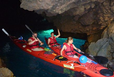 Sizilien Familienreise - Kajak in Grotte