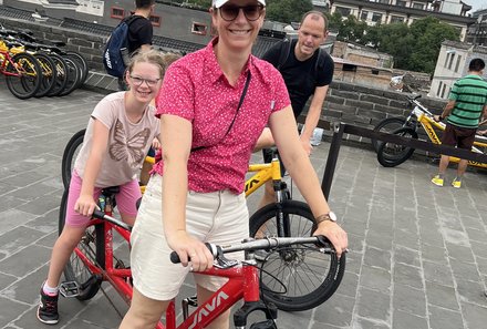 China mit Kindern - China for family - Familie auf Fahrradtour auf der Stadtmauer in Xi'an