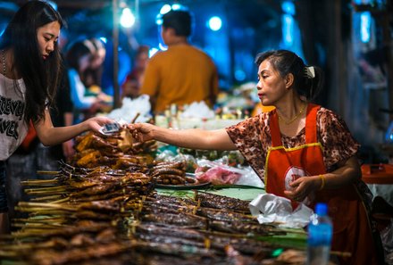 Laos und Vietnam Familienreise - Laos und Vietnam Reise mit Kindern - Marktstand Nachtmarkt