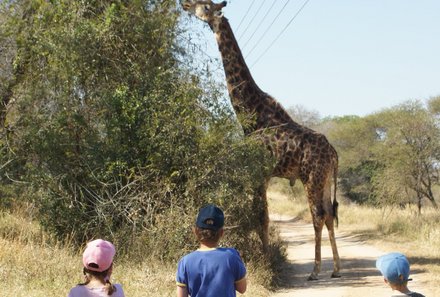 Familienurlaub Südafrika - Südafrika for family	 - Kinder und Giraffe
