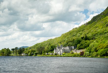 Irland Familienreise - Irland for family - Kylemore Abbey am Wasser