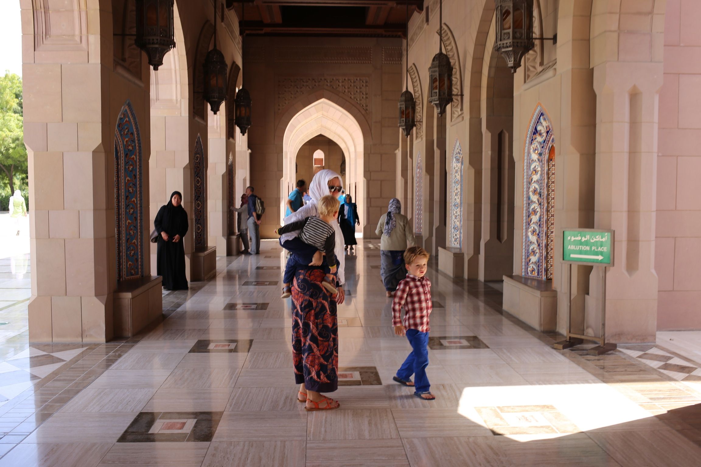 Reisebericht über den Urlaub mit Kindern im Oman - Oman mit Kindern - Besuch der Moschee