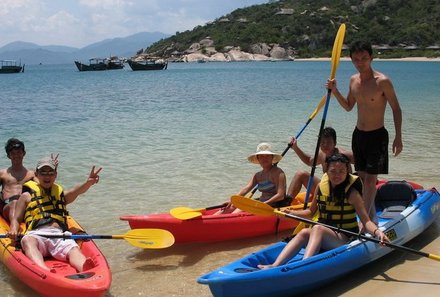 Familienreise Vietnam - For Family Reisen - Highlights Vietnam Fernreisen mit Kindern - Kanu am Strand