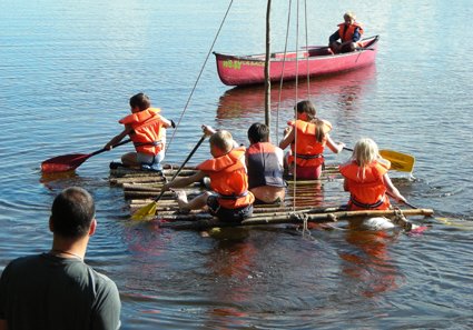 Schweden Urlaub mit Kindern - Familienurlaub Schweden - Kinder auf einem Floß
