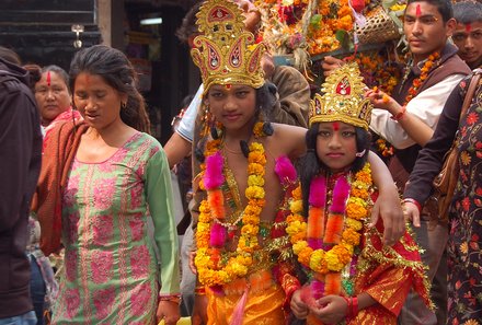 Nepal Familienreise - Nepal mit Kindern - Kinder in traditionellen Gewändern