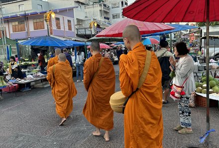 Thailand Familienreisen - Thailand Family & Teens - Mönche auf dem Markt