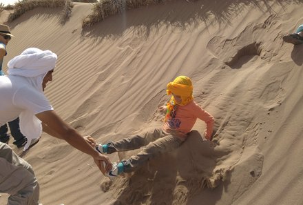 Marokko mit Kinder - Reisebericht Marokko mit Kindern - Kind auf Düne in der Wüste