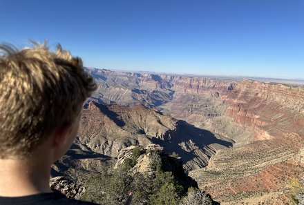 USA Familienreise - USA Westküste for family - Junge am Grand Canyon