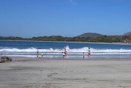 Familienurlaub Costa Rica - Costa Rica for family -  Familie rennt entlang des Meeres am Strand