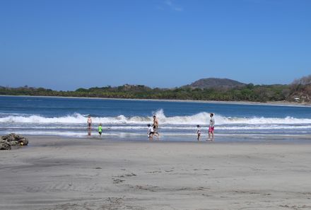 Familienurlaub Costa Rica - Costa Rica for family -  Familie rennt entlang des Meeres am Strand