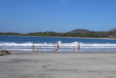 Costa Rica Familienreise - Costa Rica for Family individuell - Kinder spielen Fußball am Strand