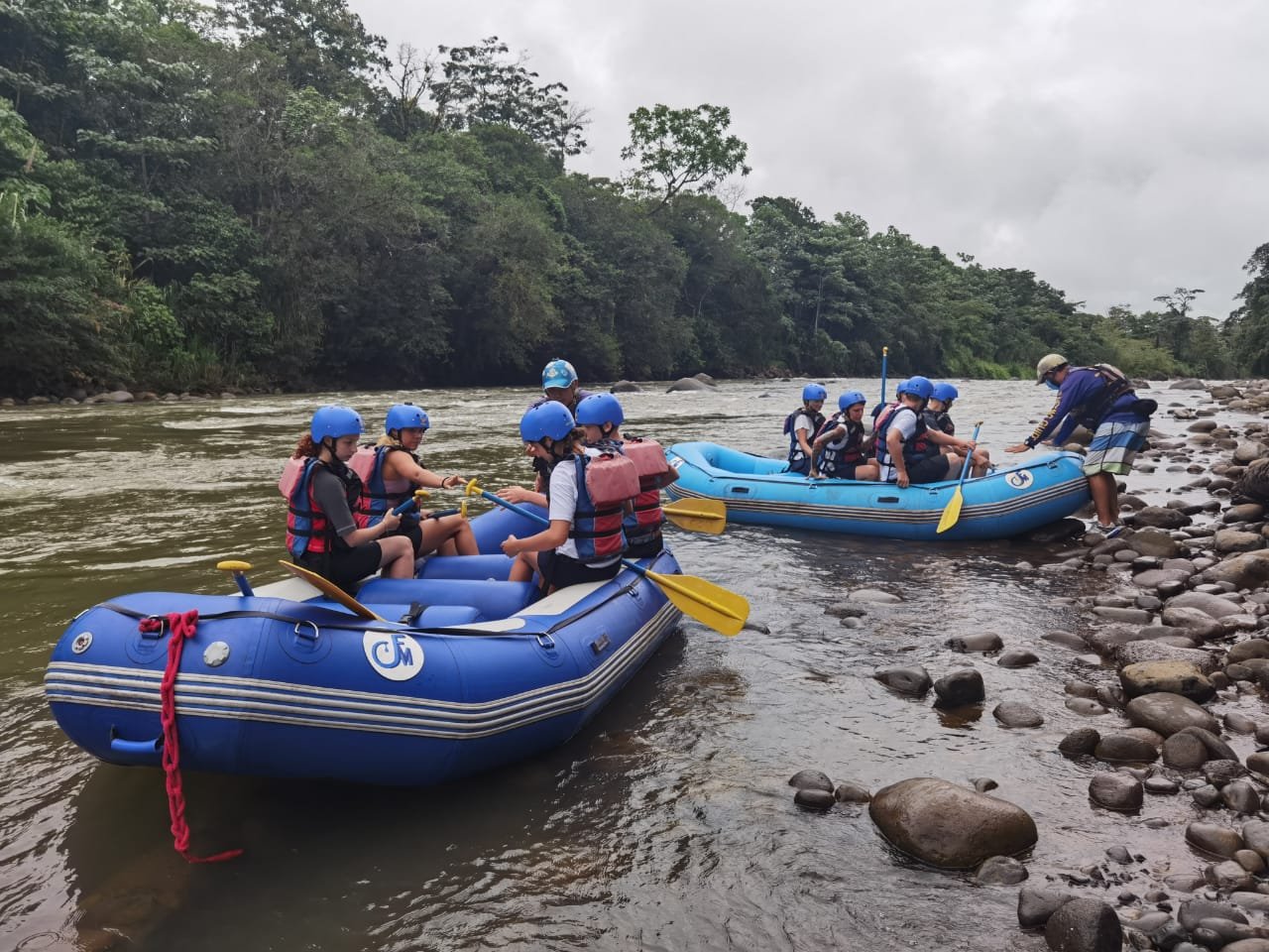 Costa Rica mit Kindern - Costa Rica Urlaub mit Kindern - Jugendliche Rafting in Costa Rica