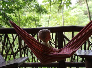 Costa Rica Familienreise - Kleinkind in Hängematte
