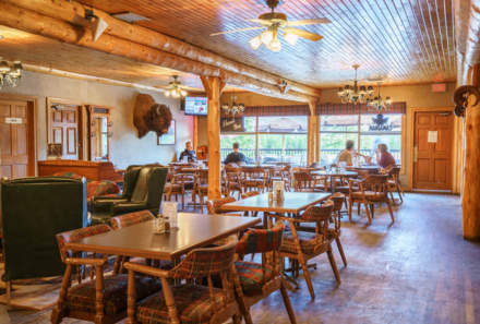 Westkanada for family - Familienurlaub Kanada - The Crossing Resort Pub