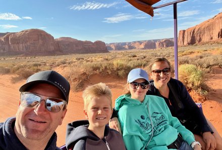 USA Südwesten mit Kindern - USA Westküste for family individuell - Abenteuer im Wilden Westen - Familie auf Jeep-Fahrt im Monument Valley