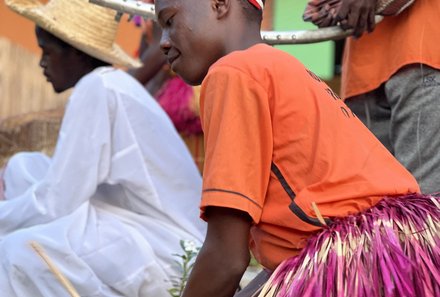 Uganda Family & Teens - Cultural Entertainment - Einheimischer mit Instrument