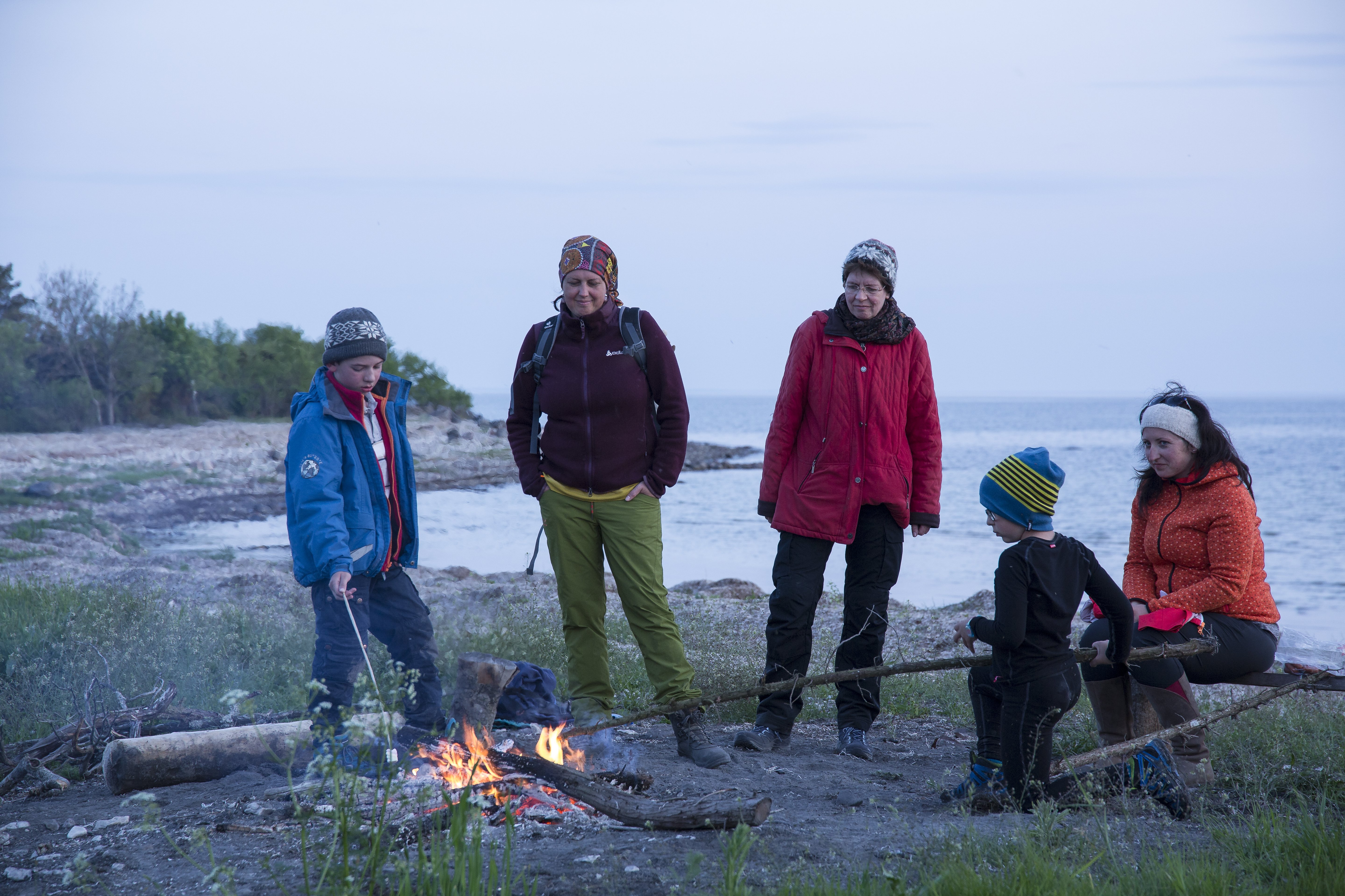 Estland mit Kindern - Lagerfeuer am Strand von Saarnaki