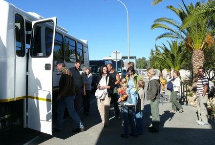 Namibia Familienreise - Namibia for family individuell - Reisegruppe am Bus