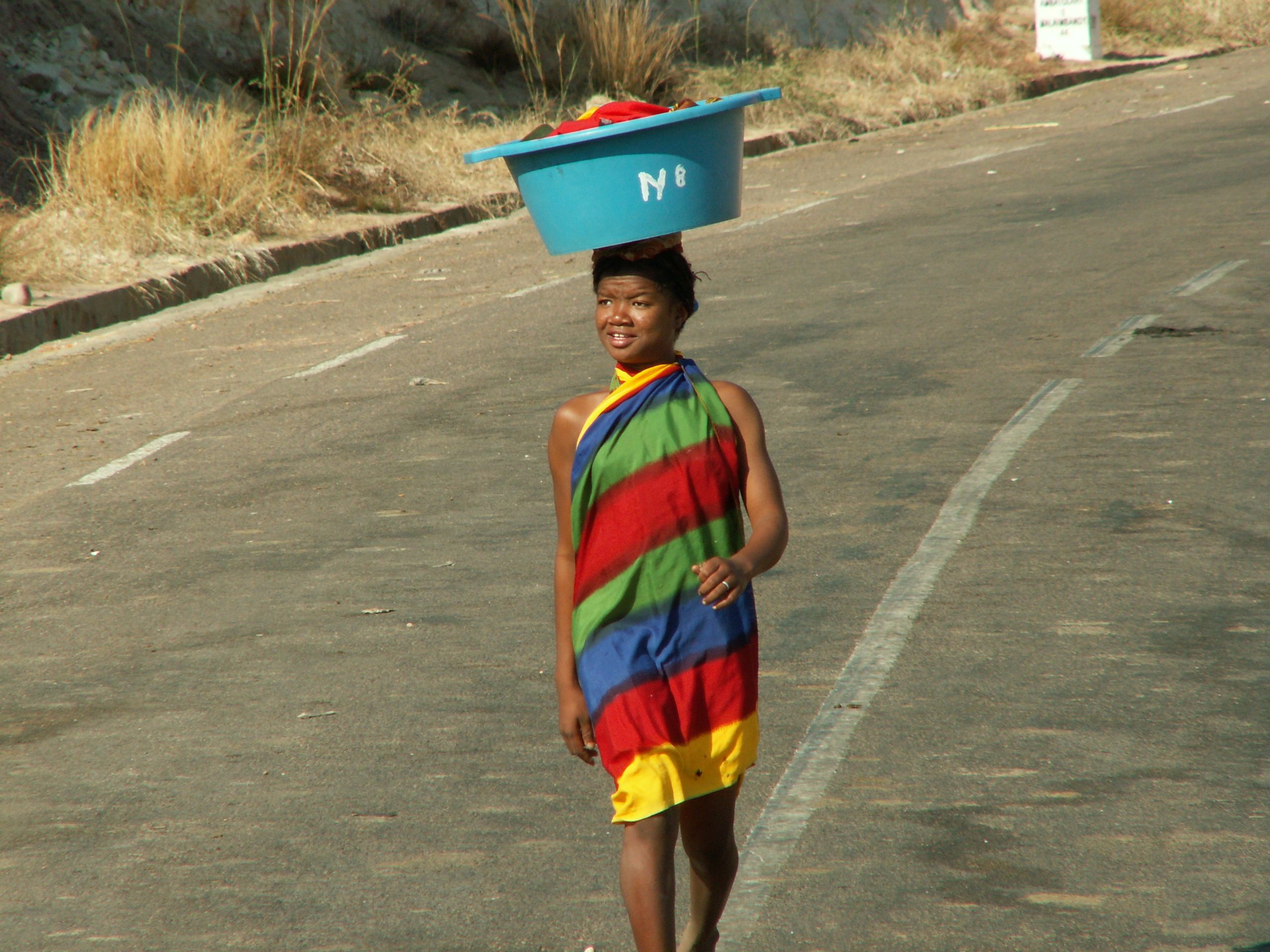 Madagaskar Familienreise - Madagaskar for family - Frau mit Eimer