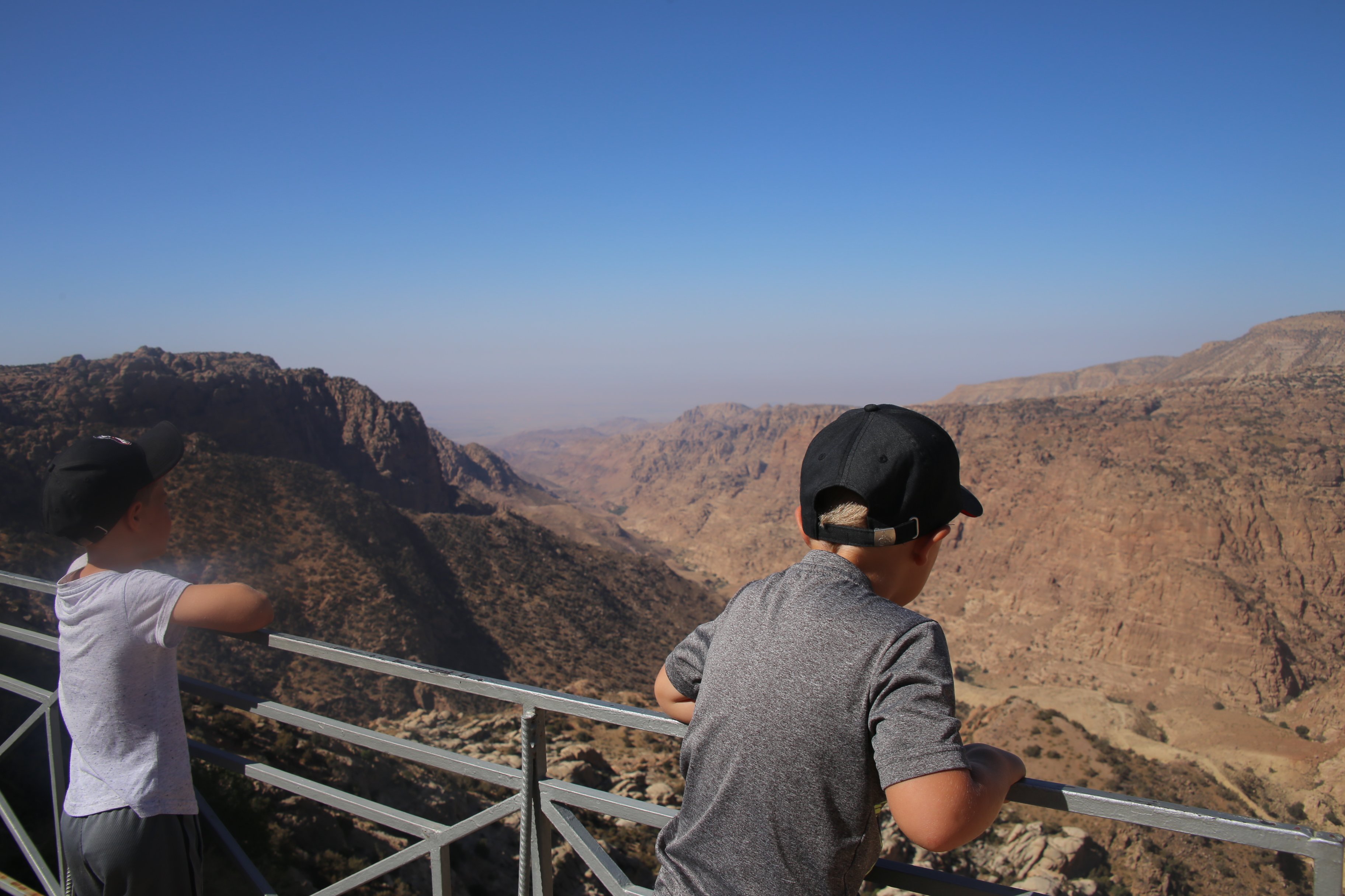 Urlaub in Jordanien Erfahrungen - Familienreise in Jordanien - Kinder am Aussichtspunkt 