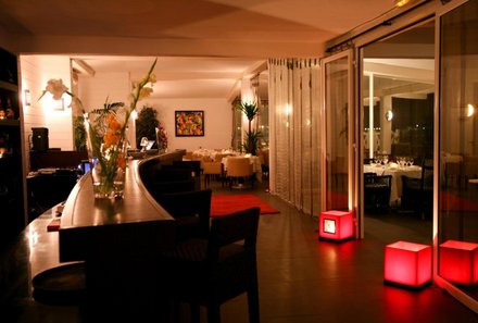 Marokko for family - Marokko Familienreise mit Kindern - Atlas Essaouira Riad Resort - Bar am Abend