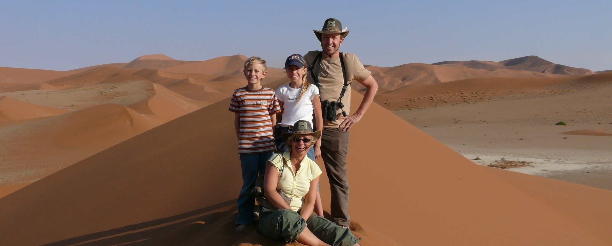 Familienreise Namibia - Familie in der Wüste