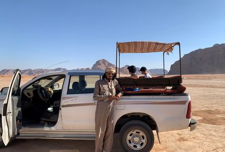 Jordanien Rundreise mit Kindern - Wadi Rum - Beduine vor weißen Jeep 