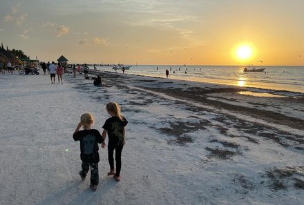 Mexiko mit Kindern - Mexiko Urlaub mit Kindern - Kinder am Strand von Holbox
