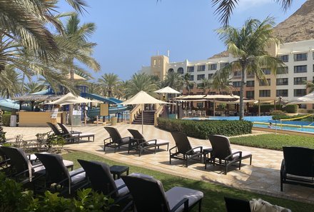 Oman Family & Teens - Oman mit Jugendlichen - Verlängerung Shangri-La Barr Al Jissah Resort & Spa - Liegen am Pool