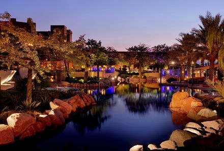 Jordanien Rundreise mit Kindern - Mövenpick Hotels & Resorts - Pool am Abend