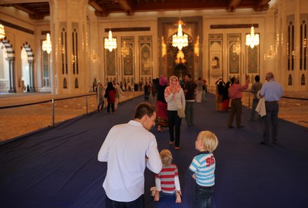 Oman mit Kindern individuell - Oman for family individuell Familienabenteuer Wüste & Berge - Familie in Moschee in Muscat