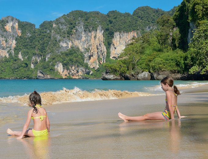 Thailand Familienreise - Kinder am Strand