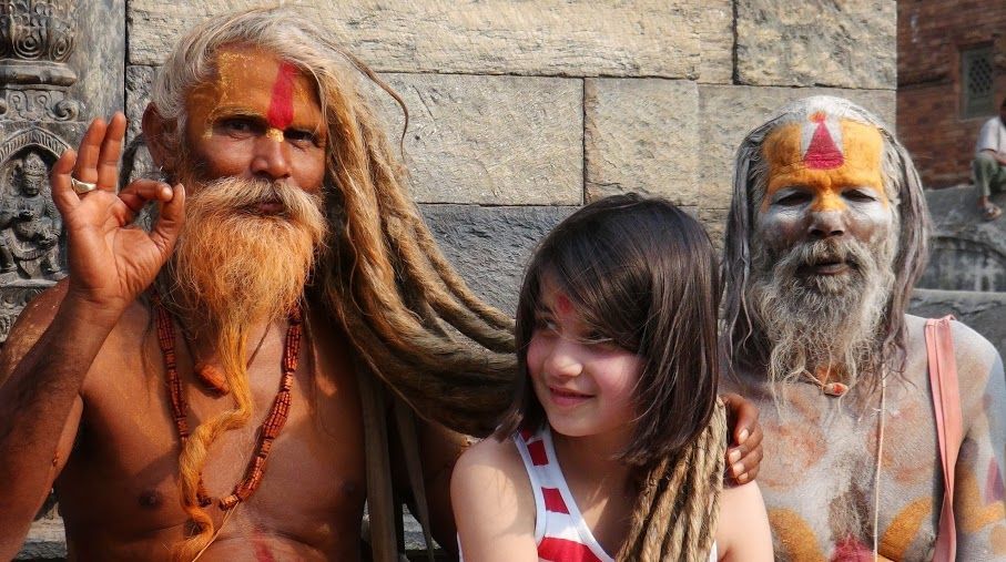 Nepal mit Kindern - Mädchen mit Einheimischen