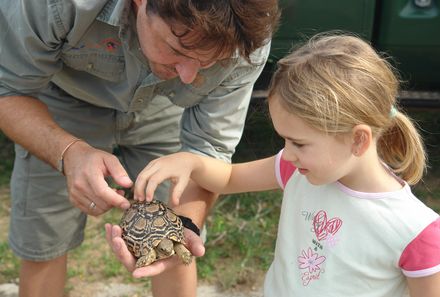 Familienreise Südafrika - Südafrika for family - Kind mit Schildkröte
