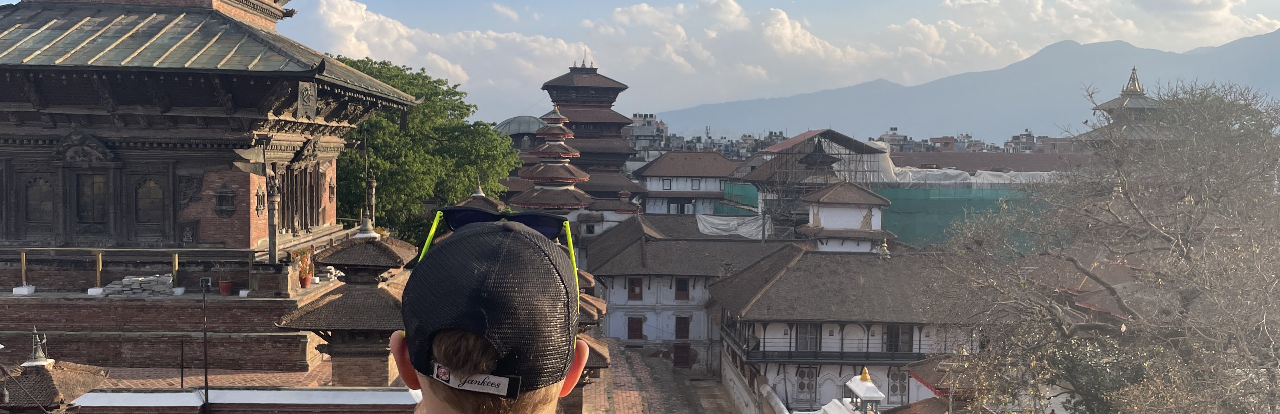 Nepal Familienreise - Junge blickt auf Kathmandu